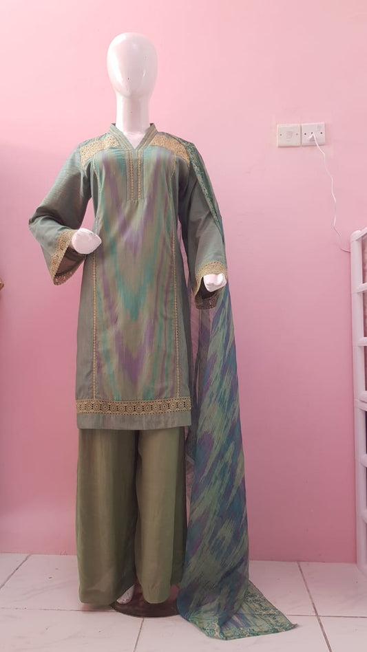 3pcs suit in shades of green with subtle purple and blue